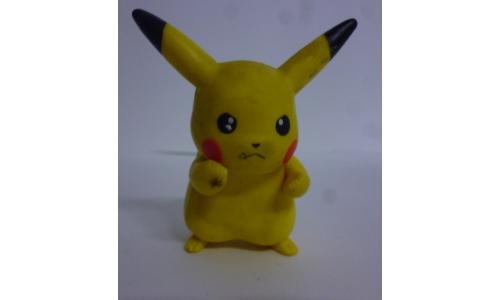 Boneco do Pikachu com as m�os no rosto