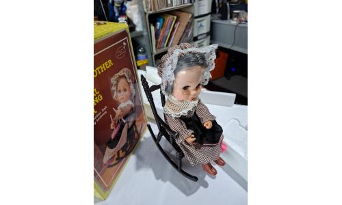 Boneca Musical Grand Mother