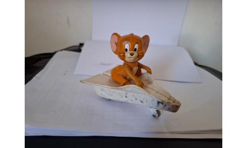 Boneco MC Jerry no Avi�o