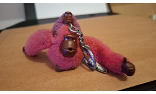 Chaveiro Kipling Macaca Rosa com filhote Roxo
